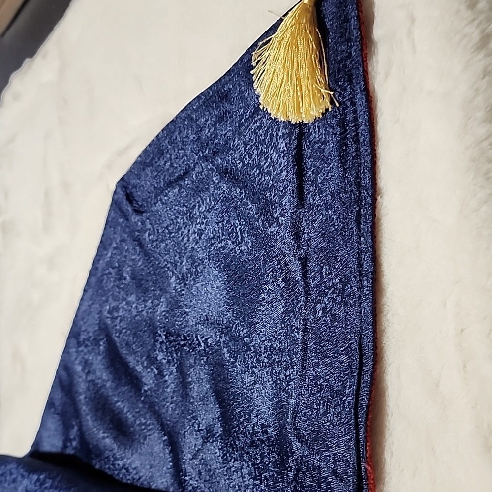 REVERSIBLE TABLE RUNNER WITH GOLD TASSELS - Picture 6 of 7